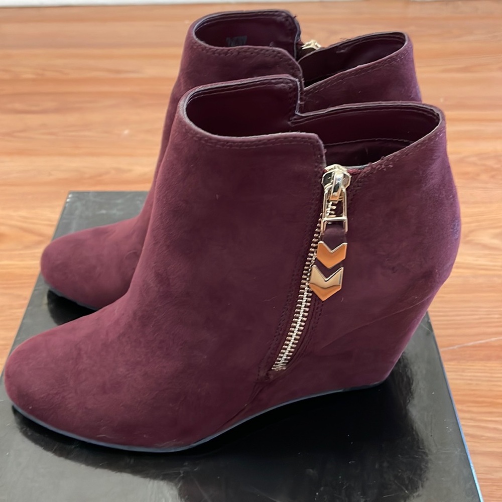 BCBG Paris Wyno Bordeaux Booties size 7